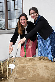 Die Kommunalreferentin der Stadt München, Kristina Frank und Stadträtin Kathrin Abele (SPD/Volt-Fraktion) beim Anstich auf dem Viktualienmarkt am 10.04.2024 (©Foto: Ingrid Grossmann)